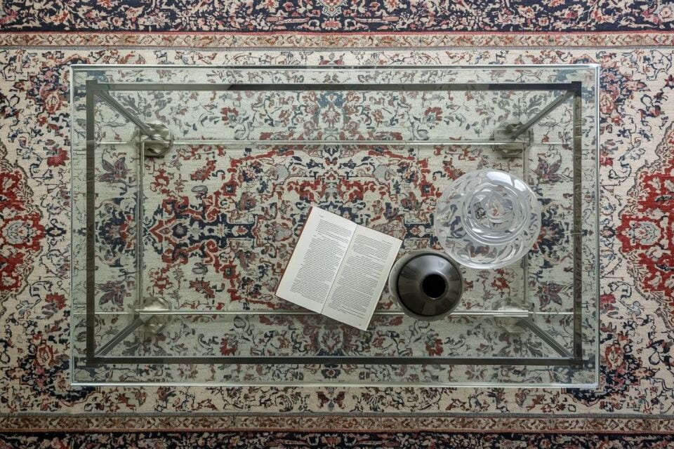 ガラス天板を通して下のラグが見える様子