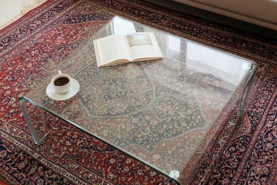 ガラス天板の下に敷かれた美しい柄のラグ